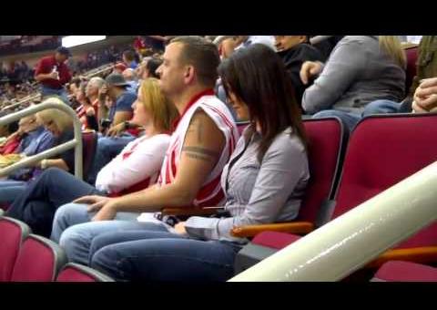 Namorada rejeita carícias e observadora beija muito